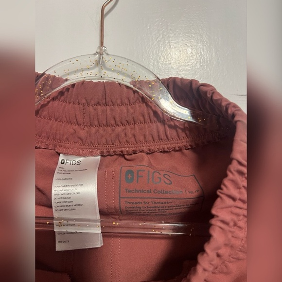 FIGS Catarina One-Pocket Scrub Top and High Waisted Scrub Pants SET in Mauve - Picture 5 of 6